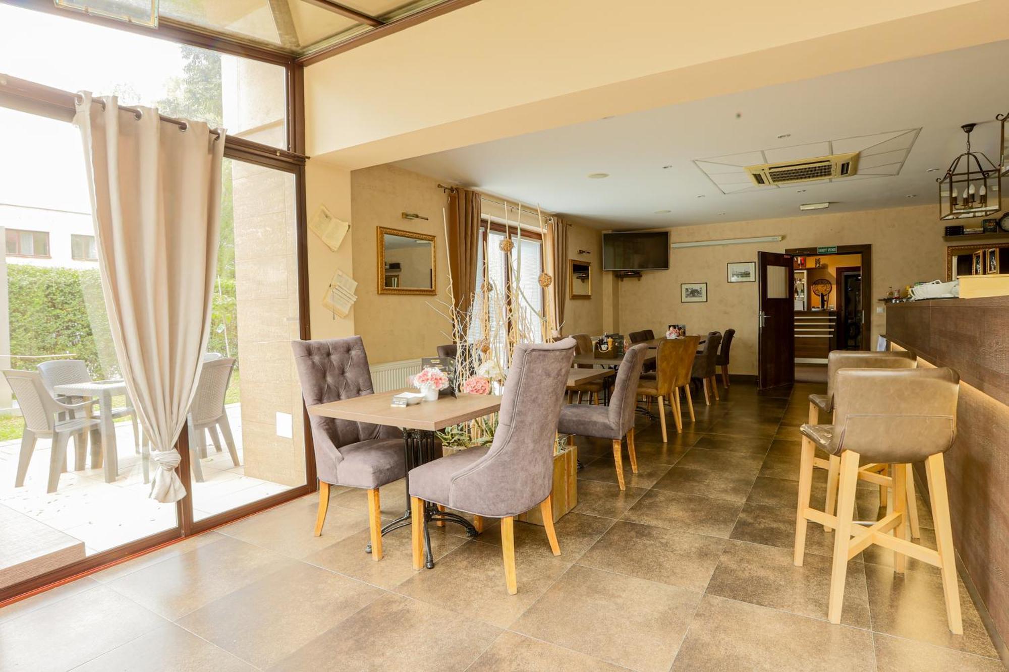 Grand Hotel Senica, Garni Extérieur photo