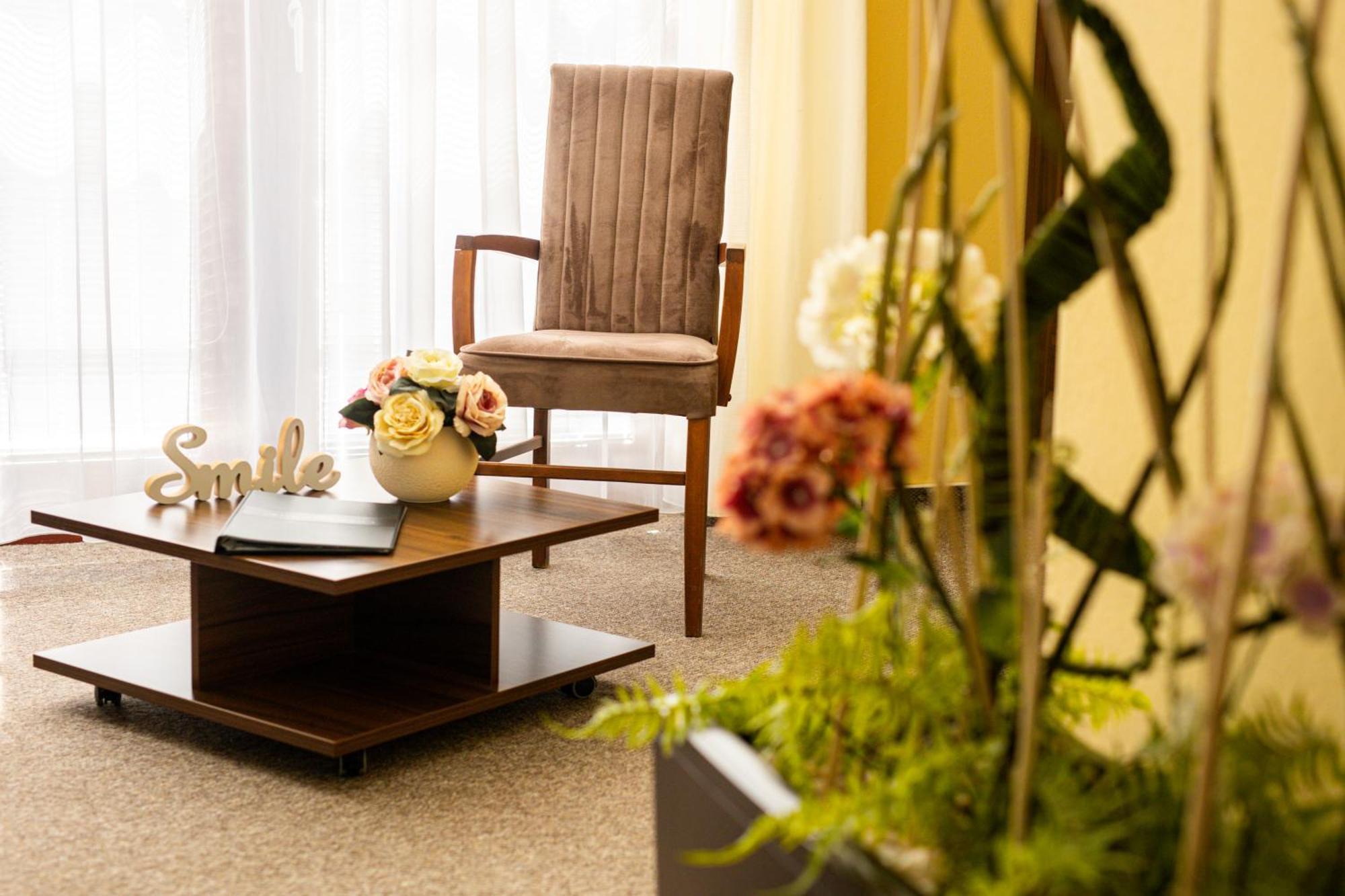 Grand Hotel Senica, Garni Extérieur photo