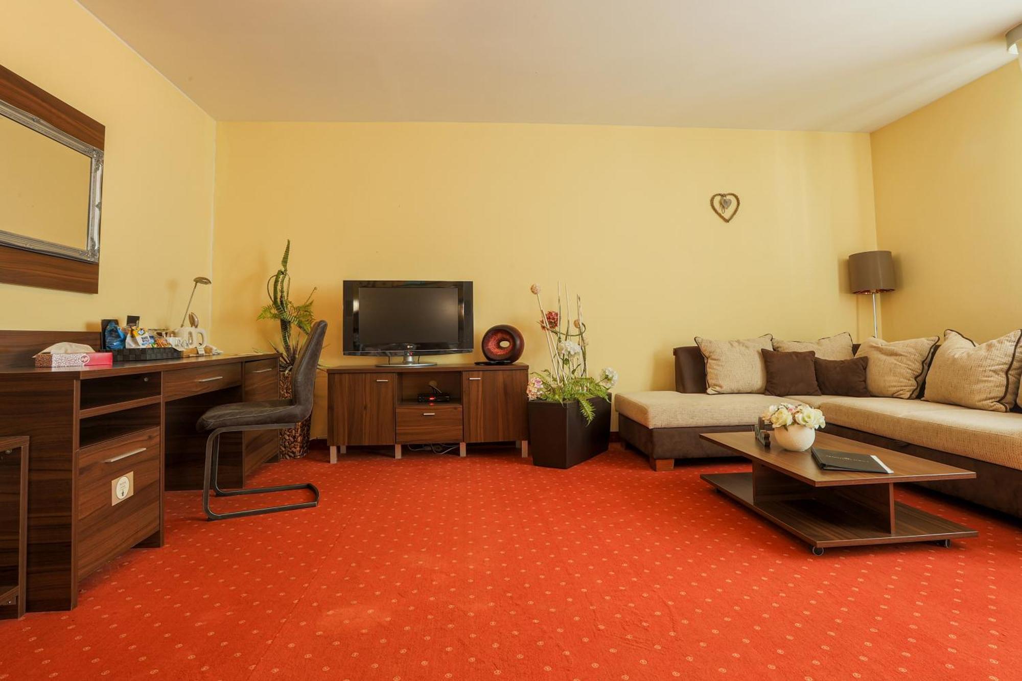 Grand Hotel Senica, Garni Extérieur photo