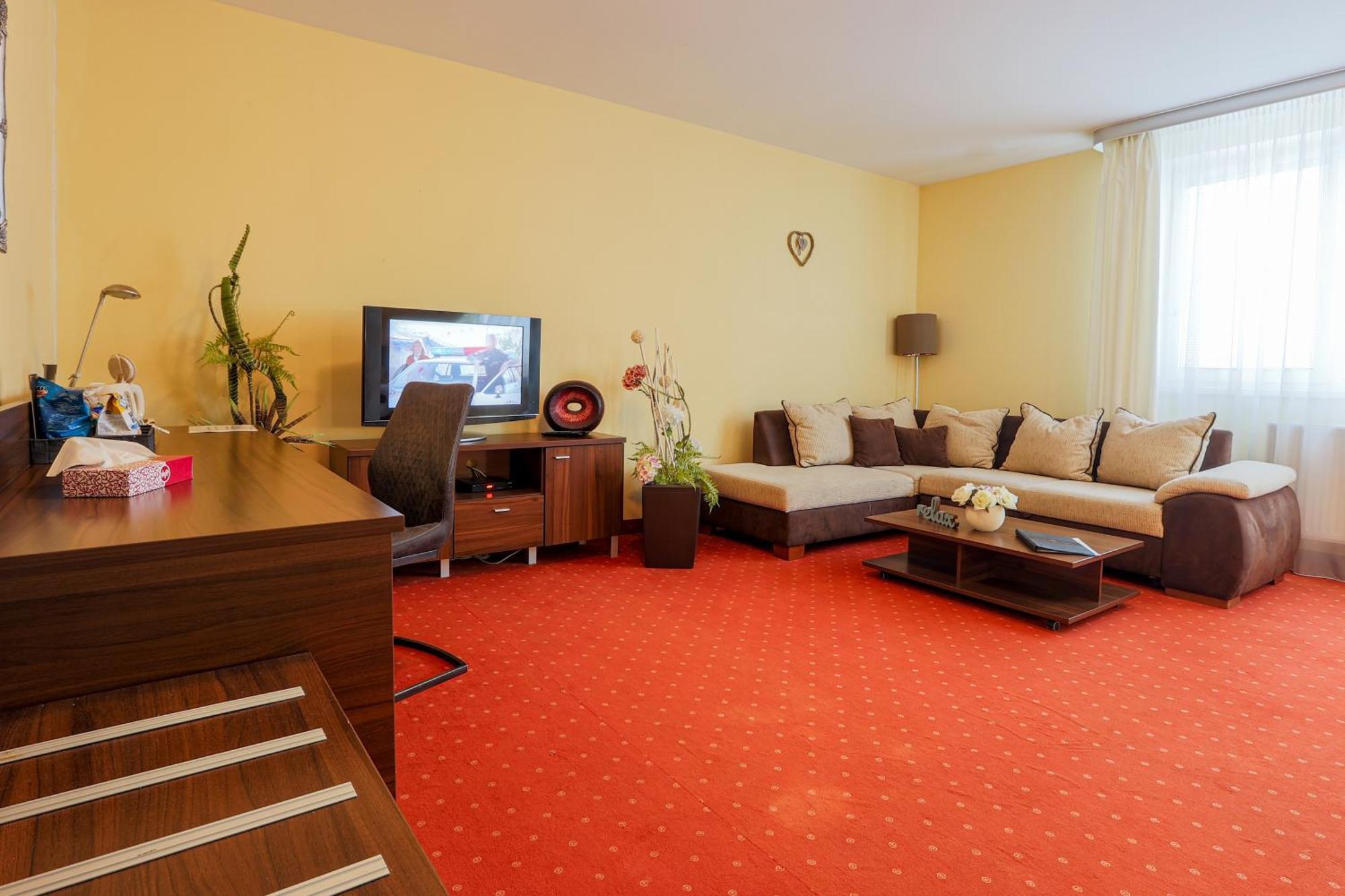 Grand Hotel Senica, Garni Extérieur photo