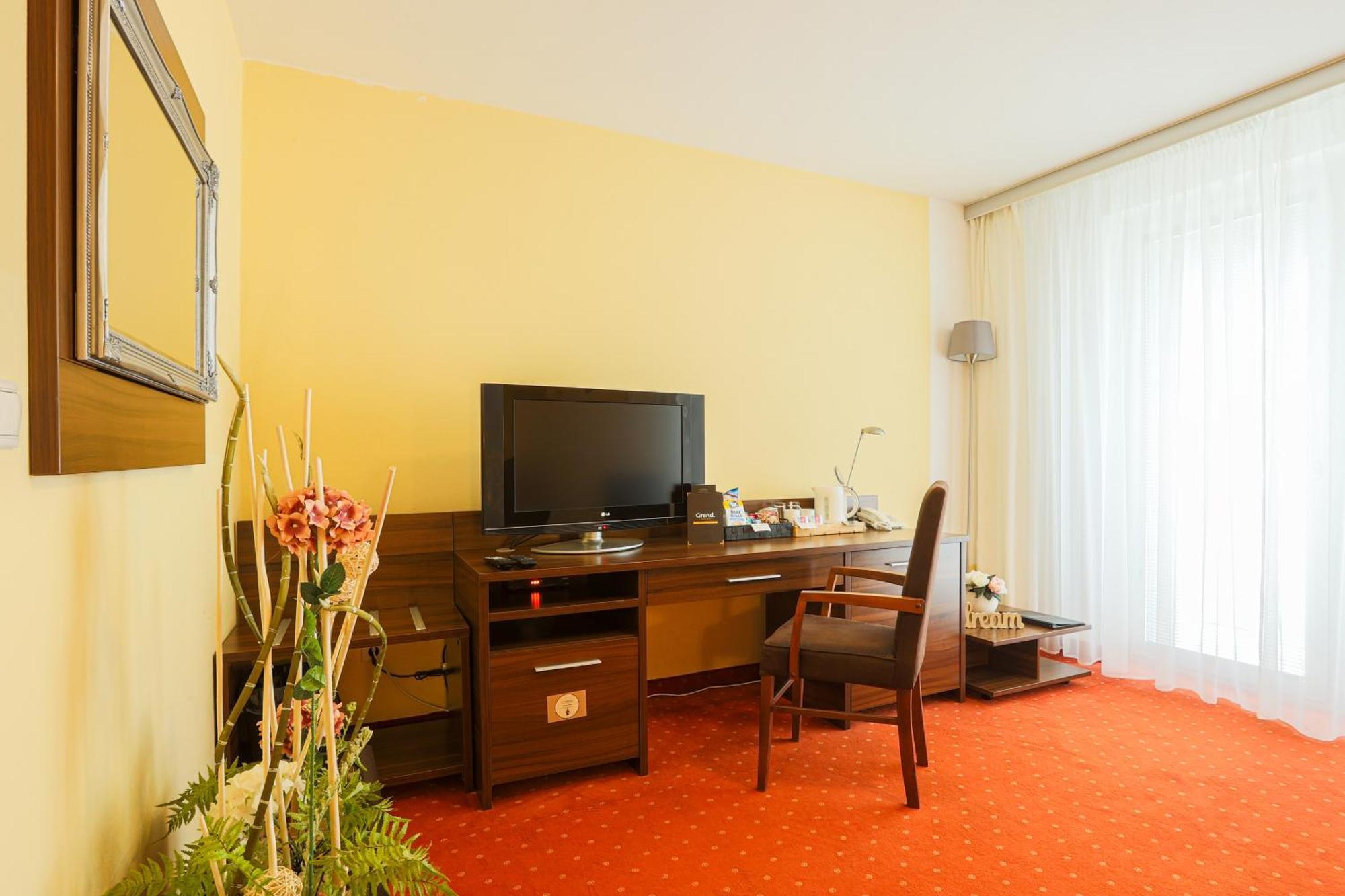 Grand Hotel Senica, Garni Extérieur photo