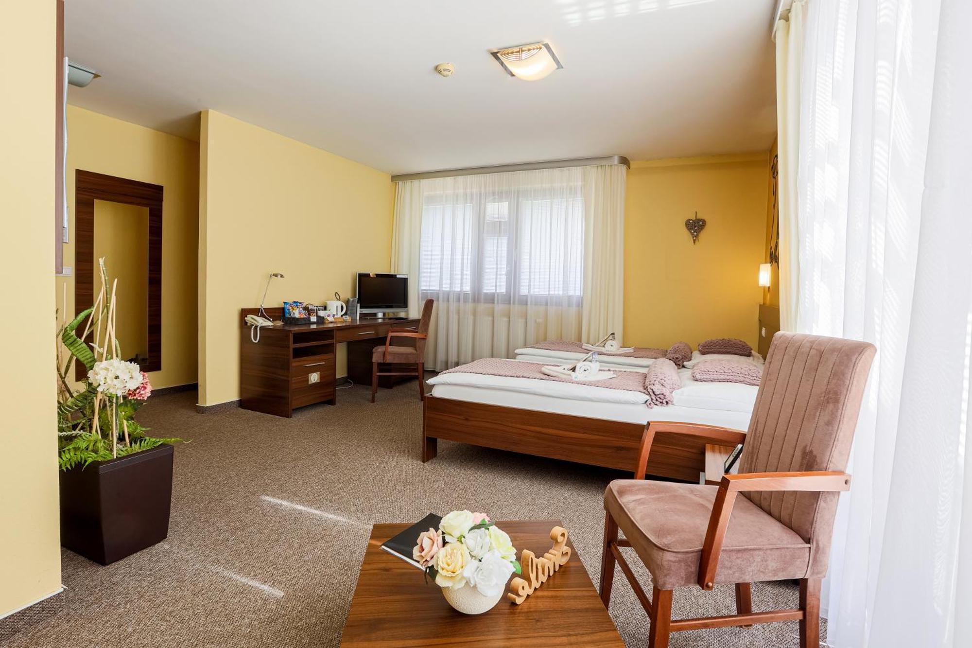 Grand Hotel Senica, Garni Extérieur photo